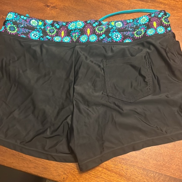 ATHLETA VERY NICE SWIM SHORTS NEW W/O tags. Never been worn ,have hygienic liner - Picture 3 of 3